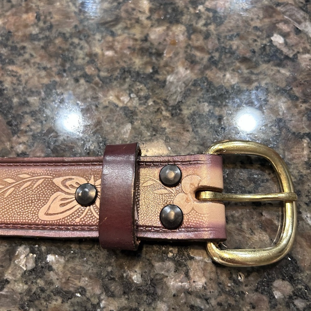 R.G. Bullco Cowhide Goods Belt Tan & Cream Belt w Gold Hardware
Size 46” - Picture 2 of 7